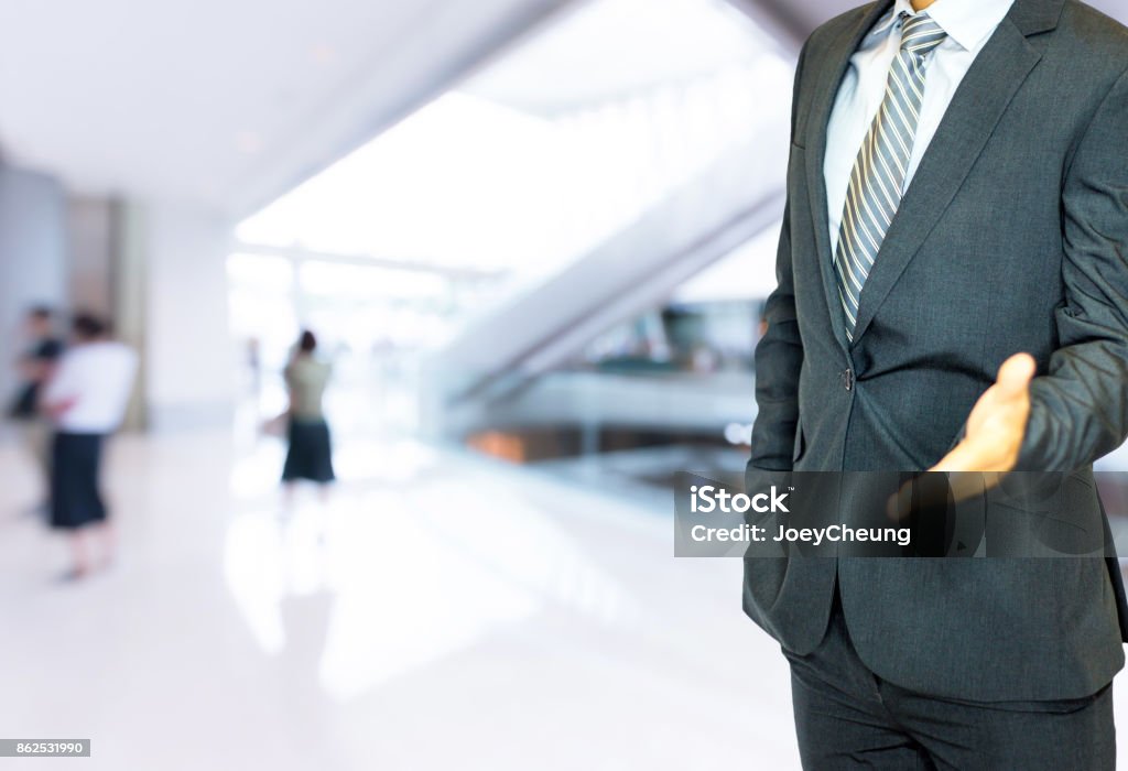 homem de negócios isolado em fundo shopping center - Foto de stock de Abstrato royalty-free