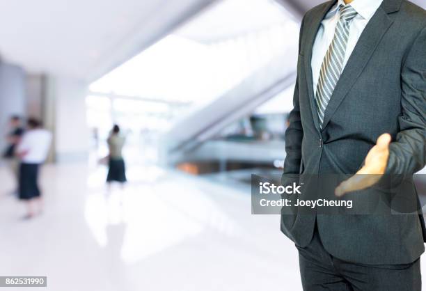 Foto de Homem De Negócios Isolado Em Fundo Shopping Center e mais fotos de stock de Abstrato - Abstrato, Adulto, Andar do edifício