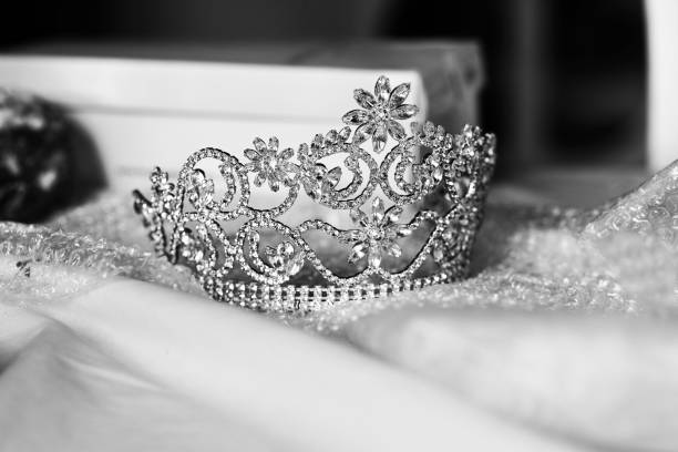 couronne de mariée - princess queen nobility glamour photos et images de collection