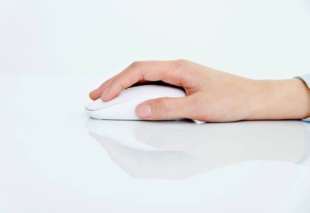mano de mujer con un ratón - computer mouse computer white copy space fotografías e imágenes de stock