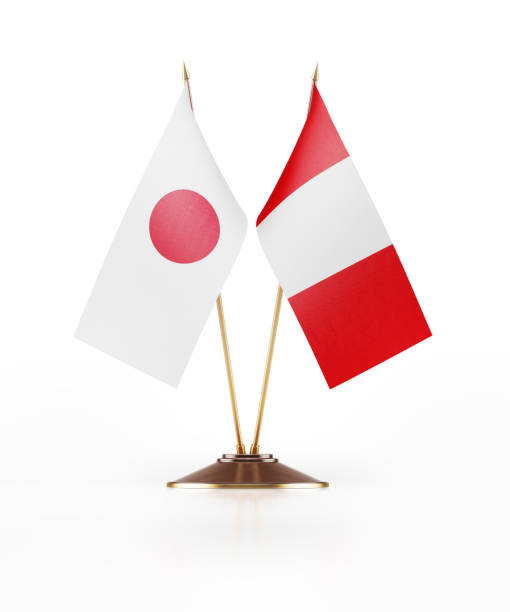 миниатюрные флаги японии и перу на белом фоне - japan flag japanese flag white стоковые фото и изображения