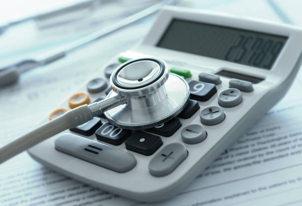 médicos finanzas seguros - healthcare and medicine bill claim form insurance fotografías e imágenes de stock