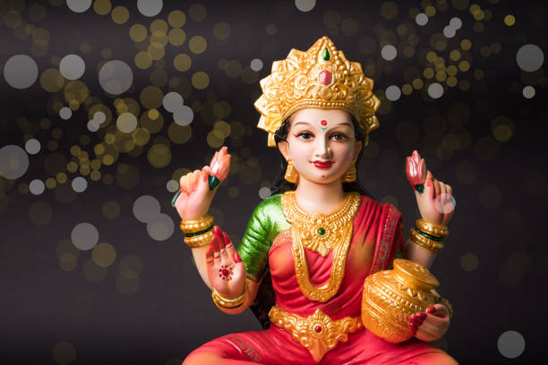 idol worshipping of hindu goddess lakshmi - lakshmi puja is a hindu religious festival that falls on amavasya (new moon day) which is  the third day of tihar or deepawali - indian god fotos imagens e fotografias de stock