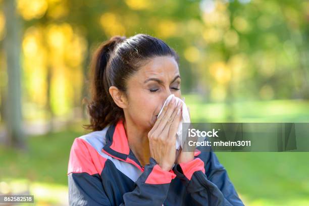 Frau Bläst Ihr Nase Auf Einem Gewebe Im Freien Stockfoto und mehr Bilder von Allergie - Allergie, Sport, Krankheit