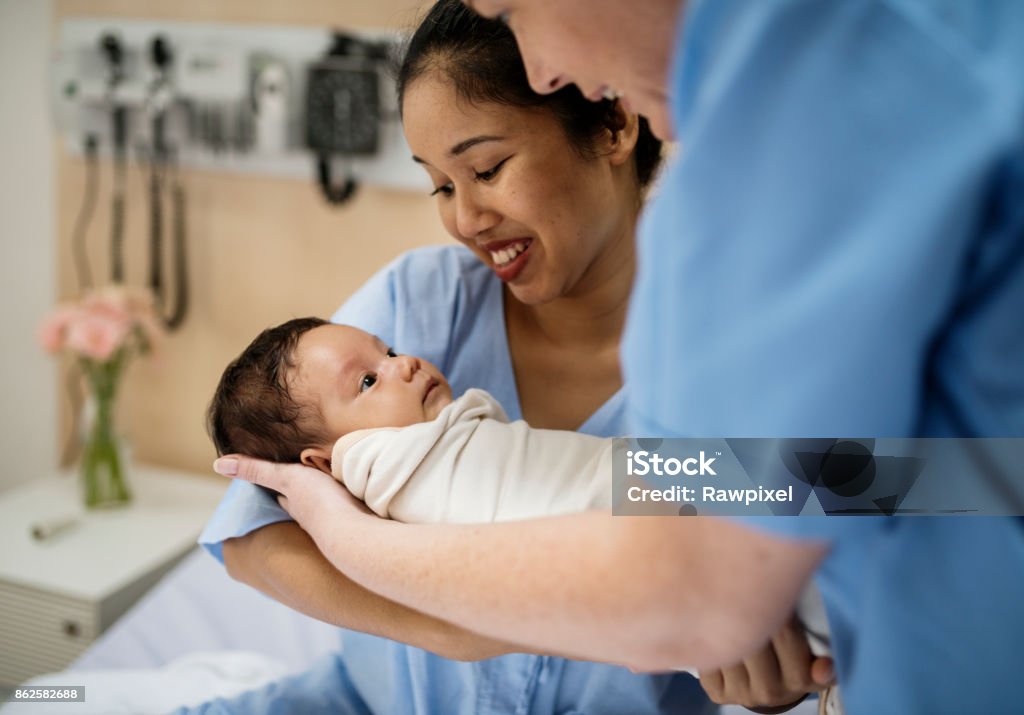 Un bébé nouveau-né - Photo de Hôpital libre de droits