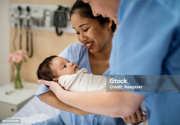 Photo libre de droit de Un Bébé Nouveauné banque d'images et plus d'images libres de droit de Hôpital - Hôpital, Nouveau-né, Mère