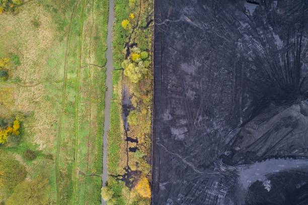 delgada frontera entre la naturaleza y la industria. - silesia fotografías e imágenes de stock