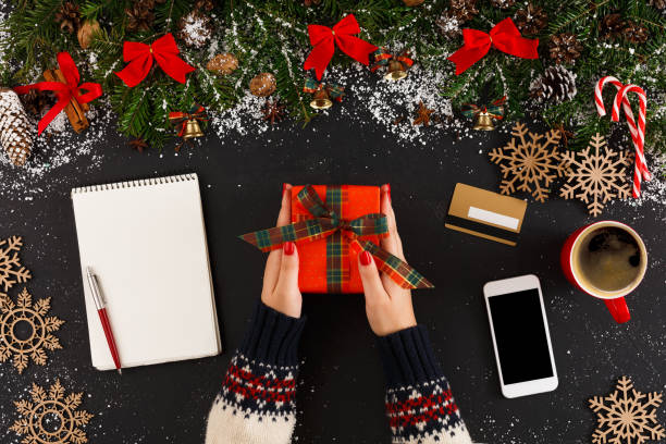 istock Getting online delivery of christmas gift 862612150