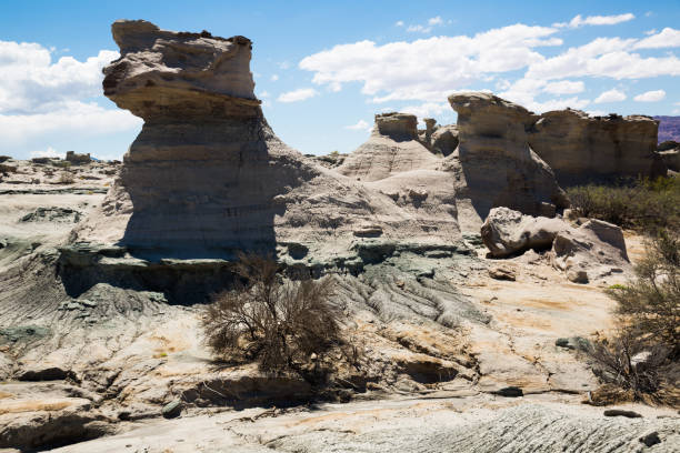 formations de pierres dans le parc ischigualasto - bizarre landscape sand blowing photos et images de collection