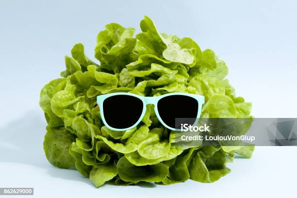 Sonnenbrillensalat Stockfoto und mehr Bilder von Humor - Humor, Speisen, Salat - Blattgemüse