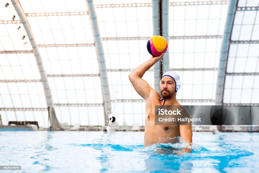 Wasserpolospieler In Einem Schwimmbad Stockfoto und mehr Bilder von  Wasserball - Wasserball, Athlet, Spielen - iStock