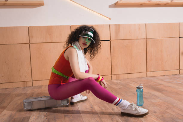 la mode femme assise sur boombox - aerobics beautiful bottle body photos et images de collection