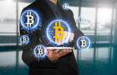 hand-der-wirtschaftspresse-bieten-bitcoin-auf-tablet-konzept-investitionen-finanzen.jpg?b=1&s=170x170&k=20&c=tASXiss2F2lZ1Gj6mV5RcWF3GHpMiNvCOqZ1X_gifNY=