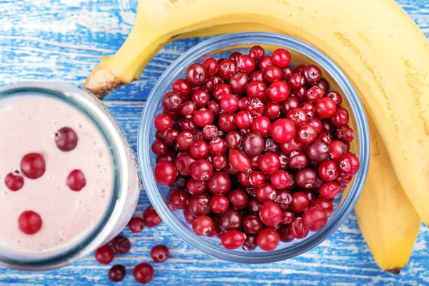 cranberry und banane smoothie - healthy lifestyle cranberry healthy eating milk shake stock-fotos und bilder