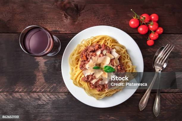 Photo libre de droit de Bolognaise Pâtes Sur Fond Rustique Avec Fond banque d'images et plus d'images libres de droit de Pâtes alimentaires - Pâtes alimentaires, Spaghetti, Vin