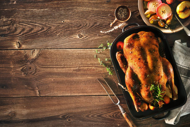 navidad pato asado con manzanas - ánsar fotografías e imágenes de stock