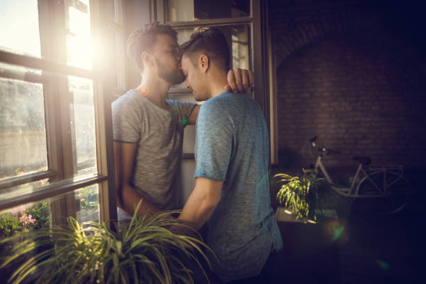 同性愛の関係に無条件の愛! - gay man homosexual men kissing ストックフォトと画像