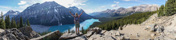 панорамный девушка на вершине горы празднует достижение - озеро пейто стоковые фото и изображения