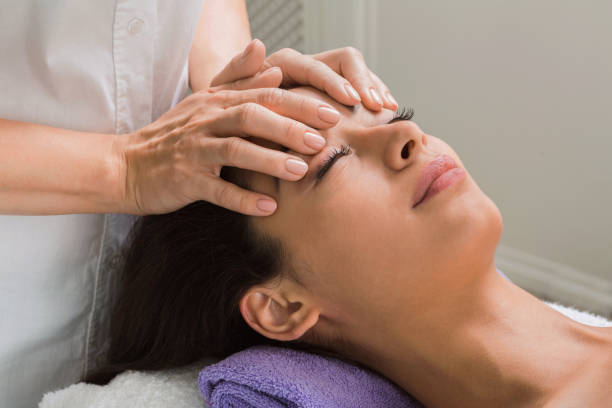 kobieta massagist zrobić masaż liftingu twarzy w centrum odnowy biologicznej spa - massage table massaging sport spa treatment zdjęcia i obrazy z banku zdjęć