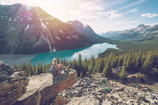 молодая женщина-турист на вершине горы - озеро пейто стоковые фото и изображения