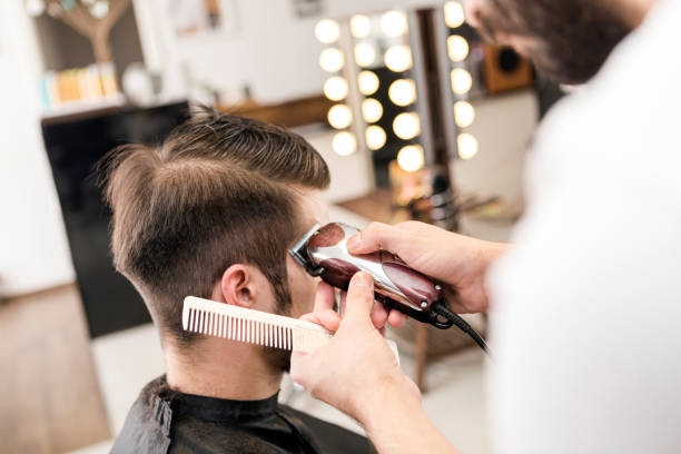 peluquería para caballeros  - barbero peluquero fotografías e imágenes de stock