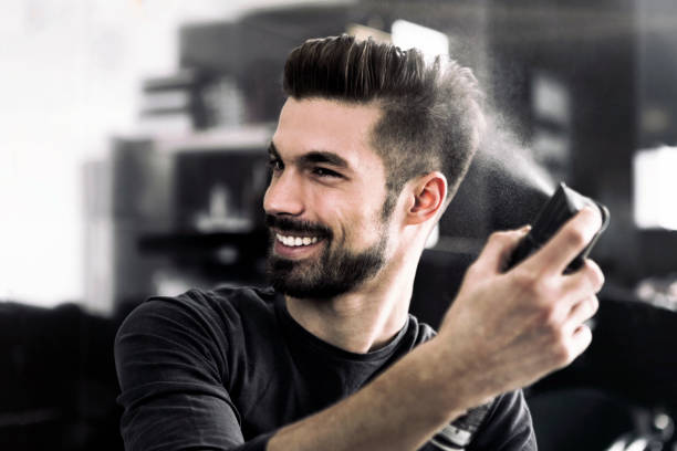 мода парень с помощью лака для волос - men hairdresser human hair hairstyle стоковые фото и изображения