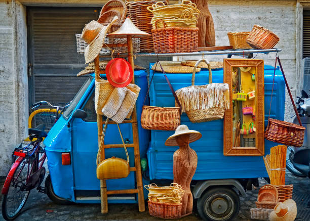 고리 버들 세공 바구니, 여자의 모자와 가방 짚으로 만든 - selling merchandise craft thailand �뉴스 사진 이미지