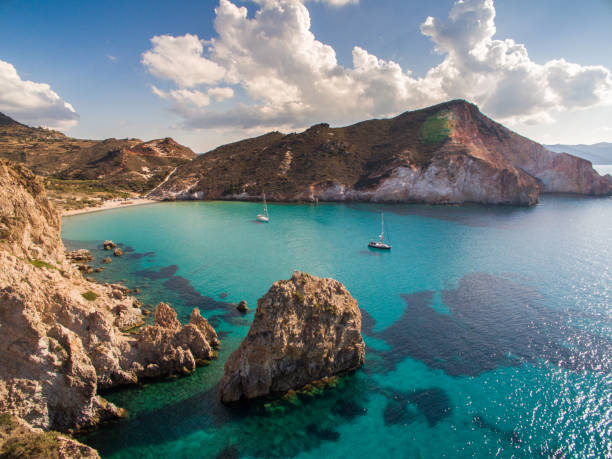 veleros anclan en la bahía de la isla de milos - travel luxury aerial view beach fotografías e imágenes de stock