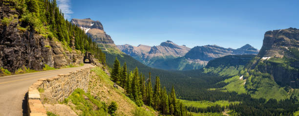 gonna sun road mit panoramablick des glacier national park - us glacier national park stock-fotos und bilder