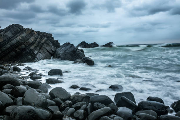 호주에서 인근 해변에서 초승달 머리에 암석 - sea stone 뉴스 사진 이미지