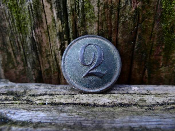 botão de latão antigo exército com número dois - brass buttons - fotografias e filmes do acervo