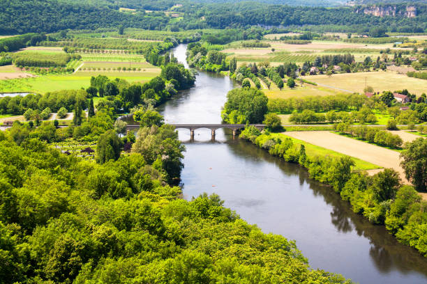 Domme. The Dordogne seen from the belvedere. Dordogne. New Aquitaine Shooting in natural light at zoom 18/135, 200 iso, f 13, 1/160 second sarlat la caneda stock pictures, royalty-free photos & images