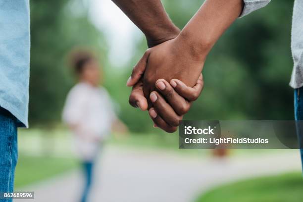 Pareja Sosteniendo Las Manos Foto de stock y más banco de imágenes de Agarrados de la mano - Agarrados de la mano, Parejas, Africano-americano