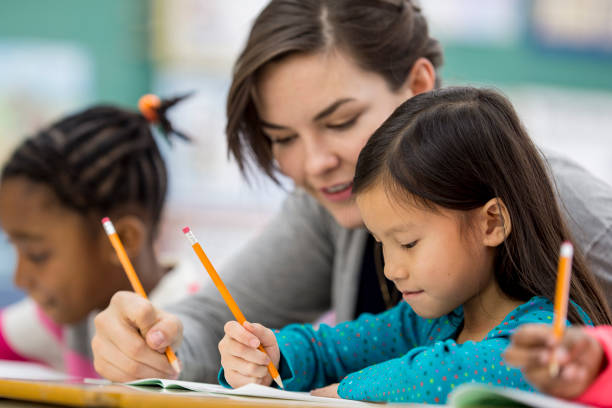 nauka pisowni - elementary school education elementary student teacher zdjęcia i obrazy z banku zdjęć