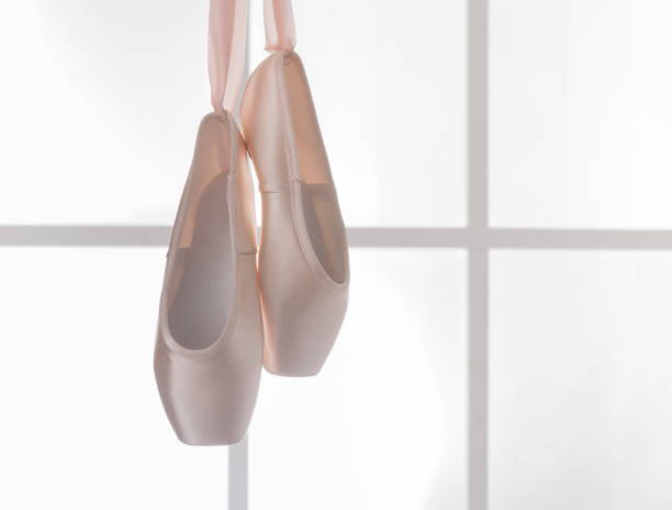 scarpe a punta da balletto rosa appese alla finestra - couple traditional culture pair close up foto e immagini stock
