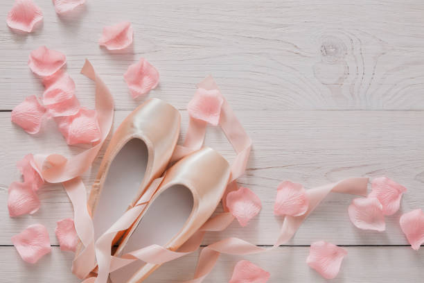 scarpe a punta da balletto rosa su sfondo legno bianco - couple traditional culture pair close up foto e immagini stock