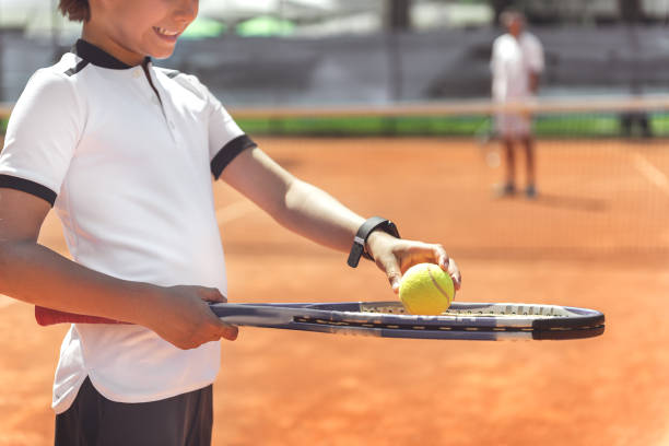 concentrado de menino, preparando-se para o campo - tennis court sport net - fotografias e filmes do acervo