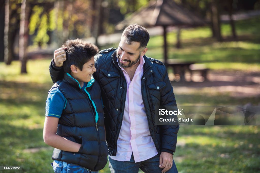 Conversaciones confidenciales - Foto de stock de Adolescente libre de derechos