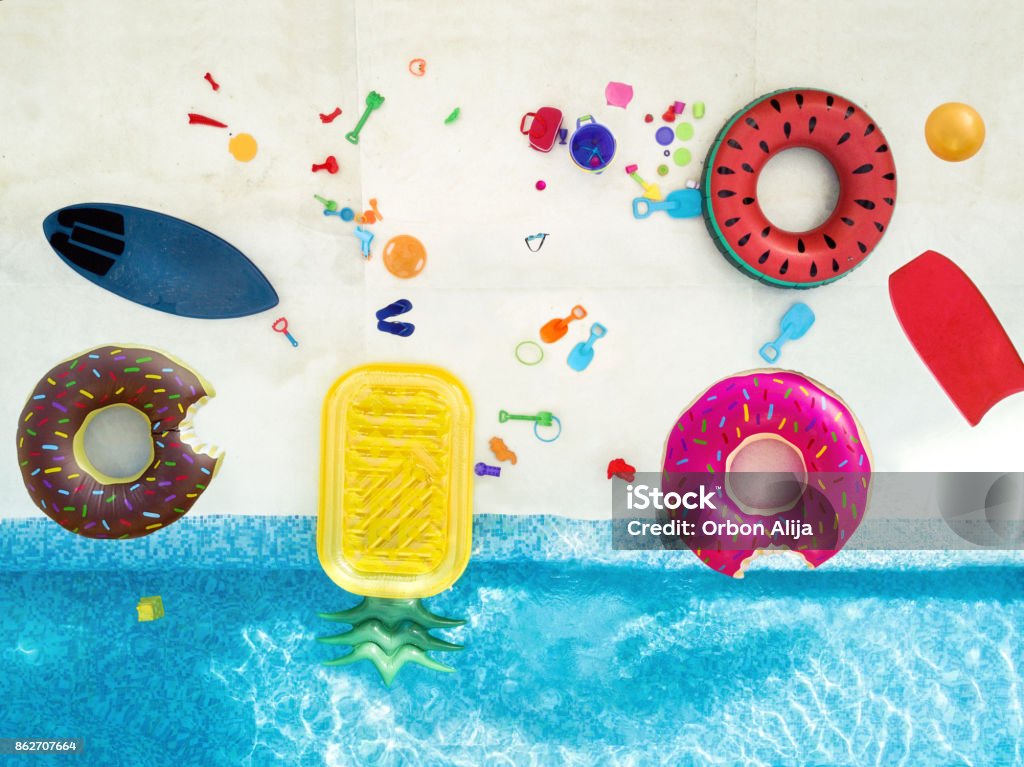 Luftaufnahme von Spielzeug im pool - Lizenzfrei Schwimmbecken Stock-Foto
