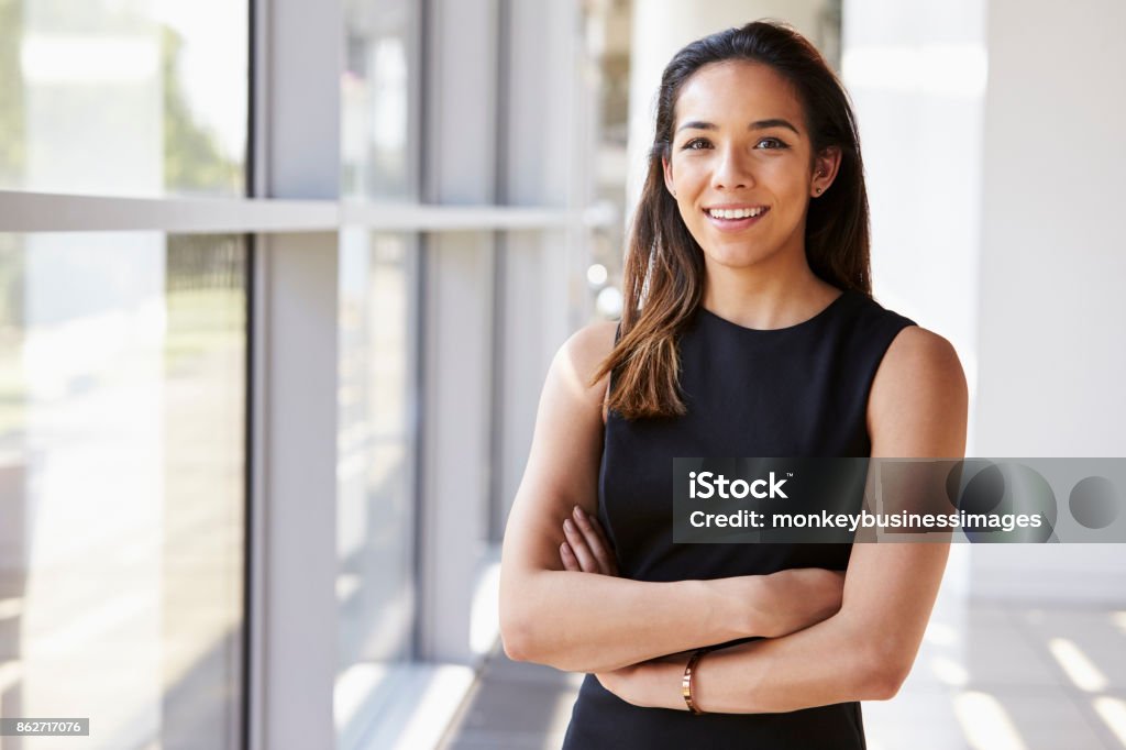 Retrato de mulher jovem, olhando para a câmera com braços cruzados - Foto de stock de Mulher de Negócios royalty-free