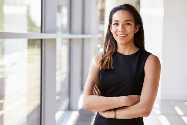 retrato de mulher jovem, olhando para a câmera com braços cruzados - businesswoman business women black - fotografias e filmes do acervo