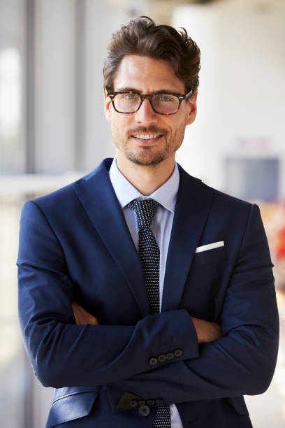 portrait de jeune homme professionnel en costume, les bras croisés - shirt necktie men businessman photos et images de collection