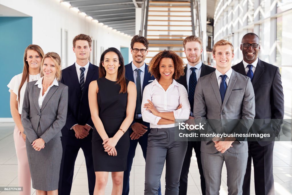 Employés de bureau dans un hall d’accueil moderne, portrait de groupe - Photo de Profession supérieure ou intermédiaire libre de droits