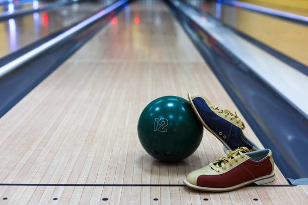 bowling ball and shoes on lane background - boliche de dez paus imagens e fotografias de stock
