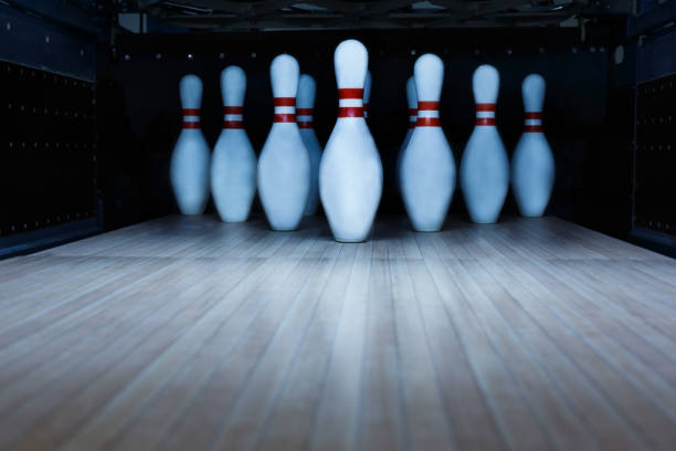 ten pin bowling alley background - boliche de dez paus imagens e fotografias de stock