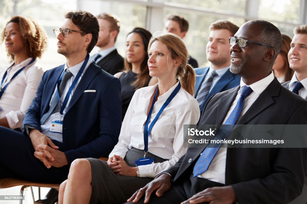 Público assistindo a uma conferência de negócios - Foto de stock de Seminário - Reunião royalty-free