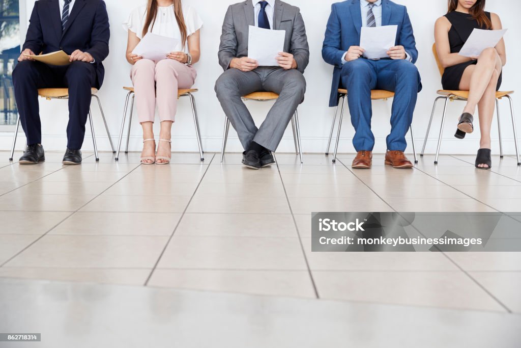 Cinq candidats pour les entretiens d’embauche, vue de face, en attente des cultures - Photo de Entretien d'embauche libre de droits