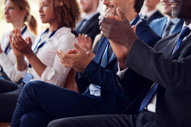 sección medio de aplausos de la audiencia al seminario de negocios - applauding fotografías e imágenes de stock