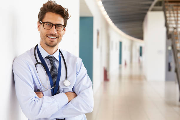 retrato de joven médico masculino con estetoscopio, cerca - medical equipment stethoscope hospital blue fotografías e imágenes de stock