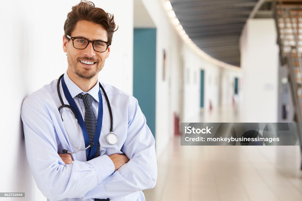 Retrato de jovem médico masculino com estetoscópio, close-up - Foto de stock de Doutor royalty-free